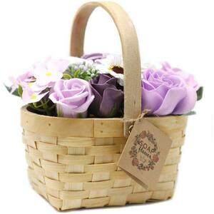 Nagy levendulaszínű csokor fonott kosárban kép