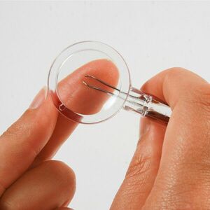 Csipesz nagyítóval kép