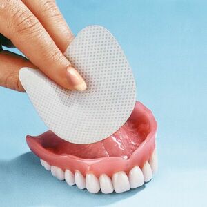 30 db öntapadós protézisrögzítő párna a felső állkapocshoz kép