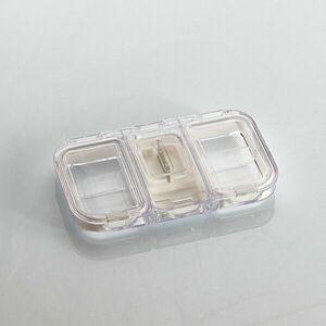 Gyógyszeres doboz tablettavágóval kép